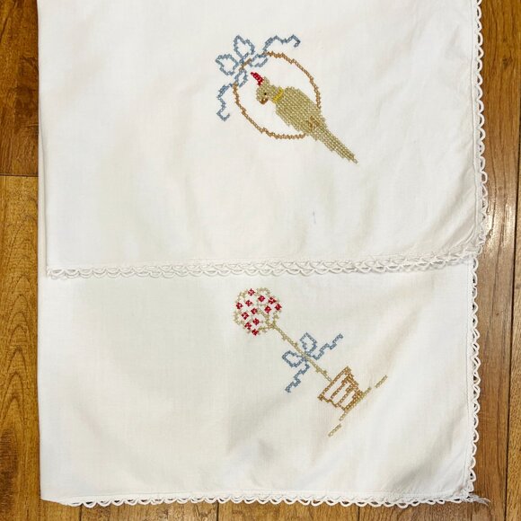 Lot of vintage linen embroidered napkins and tablecloths - Picture 13 of 16